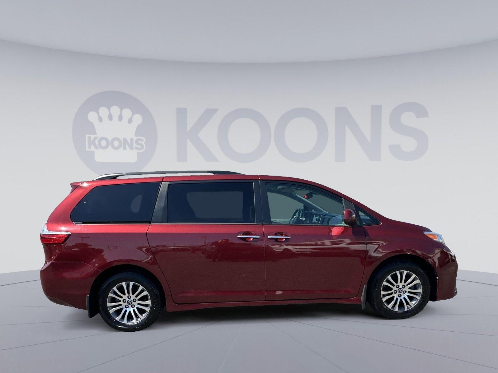 Used 2018 Toyota Sienna XLE w/ XLE Navigation Package FWD image 12