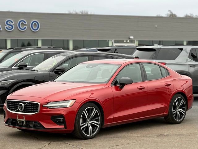 Used 2019 Volvo S60 T5 R-Design image 2