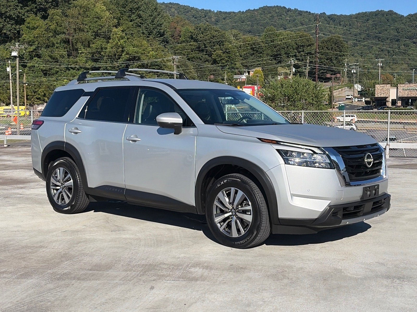 Used 2023 Nissan Pathfinder SL AWD/4WD image 1