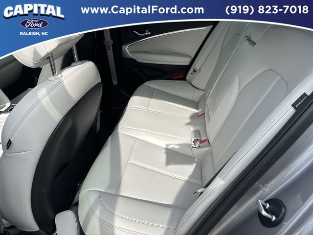 Used 2025 Genesis G70 2.5T image 16