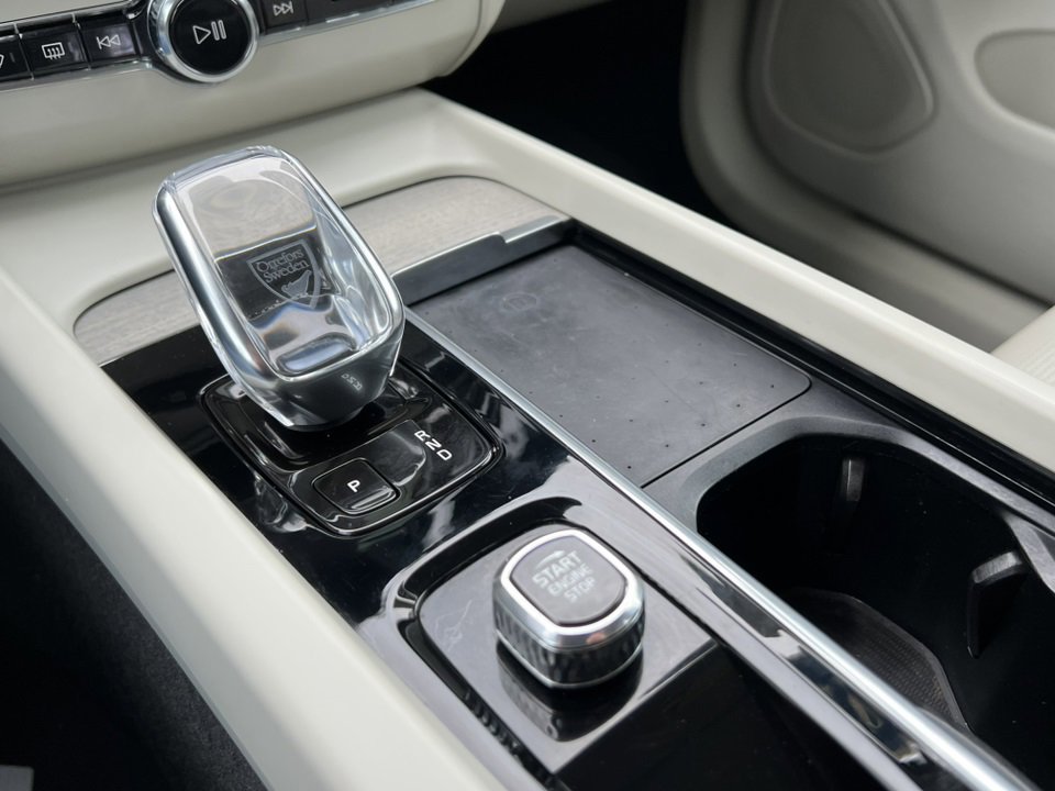 Used 2022 Volvo XC60 B5 Inscription image 32