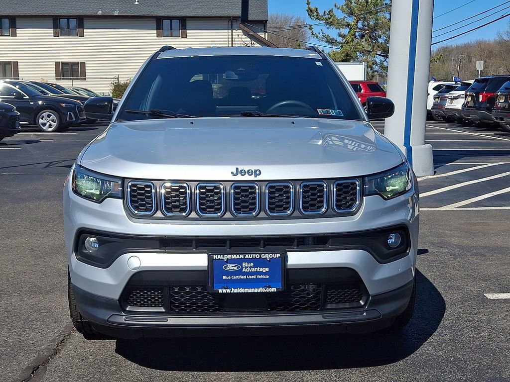 Used 2024 Jeep Compass Latitude AWD/4WD image 2