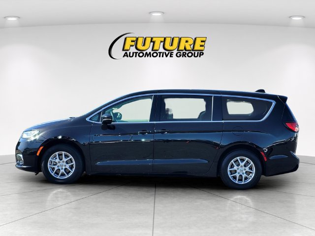 Used 2024 Chrysler Pacifica Touring-L FWD image 7