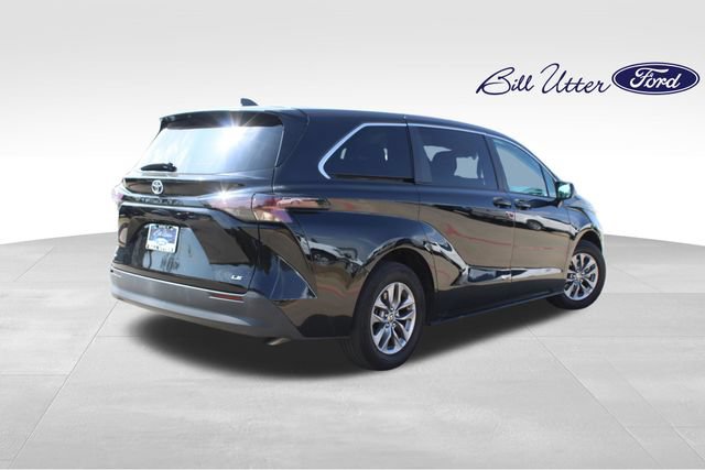 Used 2025 Toyota Sienna LE FWD image 5