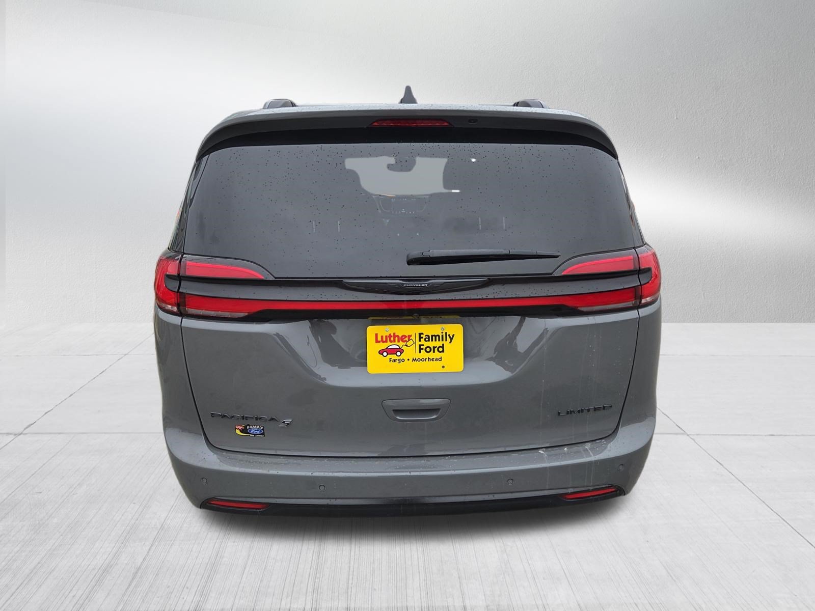 Used 2025 Chrysler Pacifica Limited FWD image 6