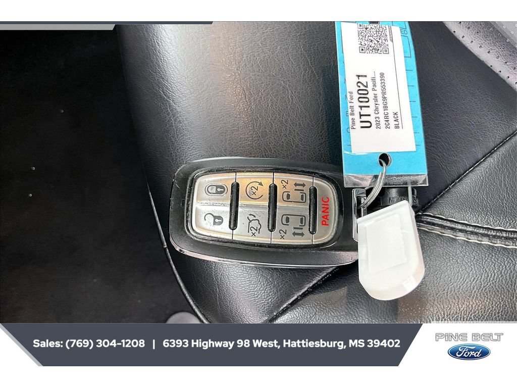 Used 2023 Chrysler Pacifica Touring-L FWD image 9
