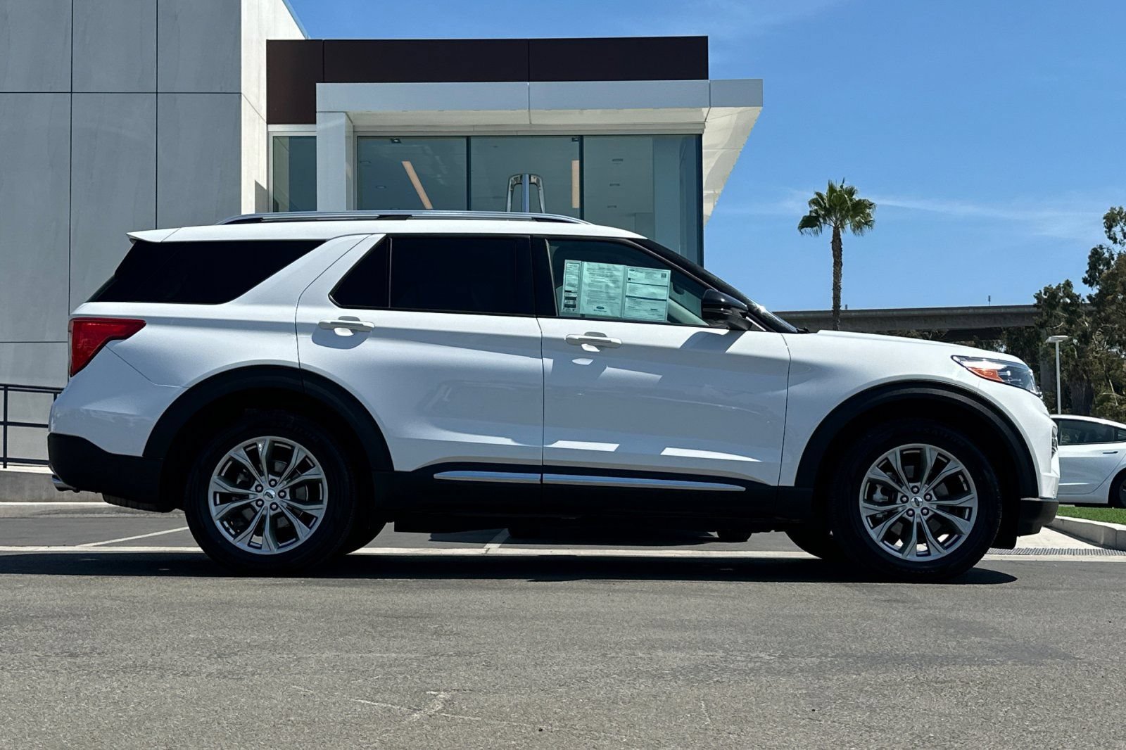 Certified 2023 Ford Explorer Limited w/ Equipment Group 301A AWD/4WD image 2