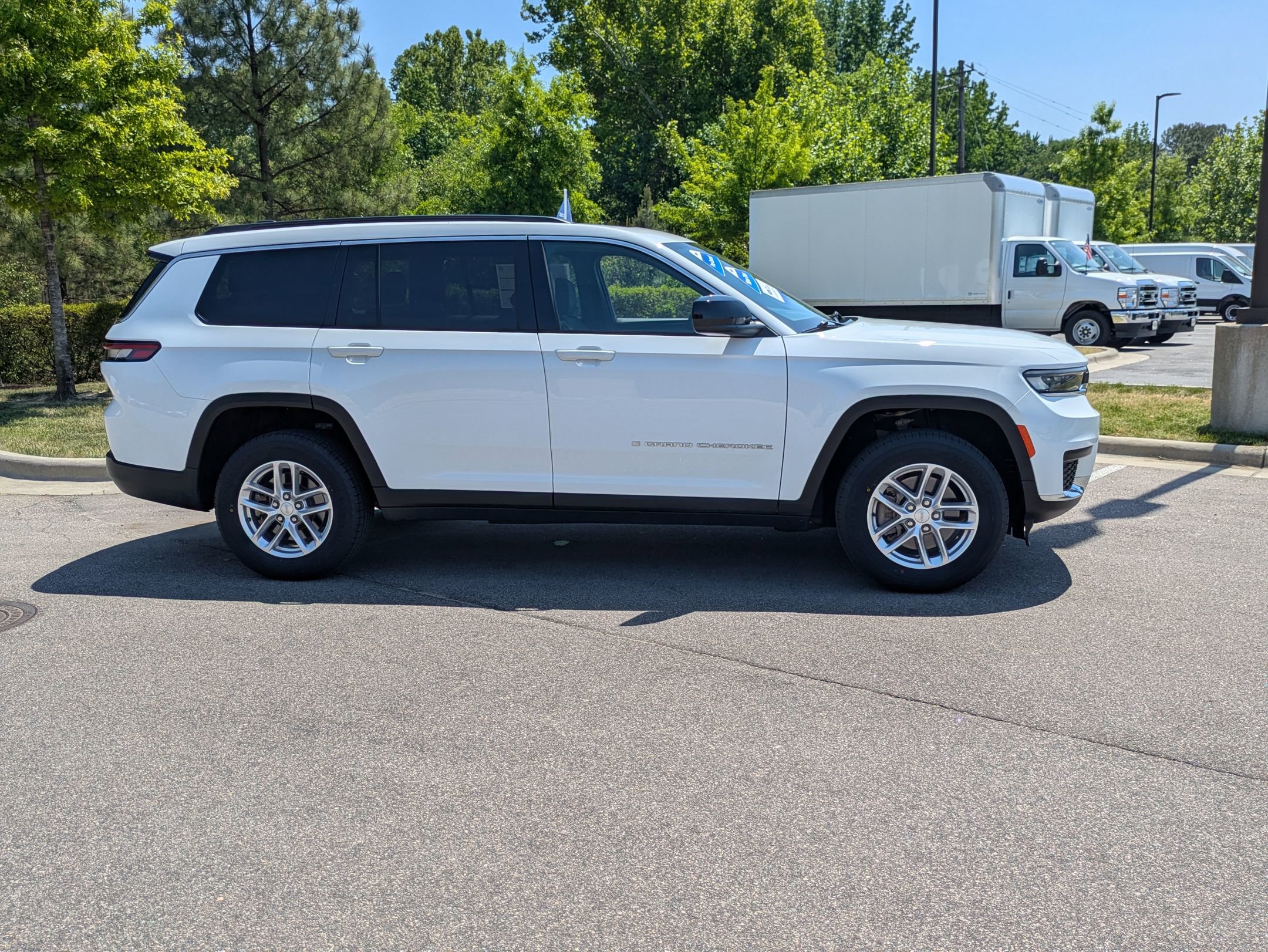 Used 2024 Jeep Grand Cherokee L Laredo w/ Luxury Tech Group I RWD image 3