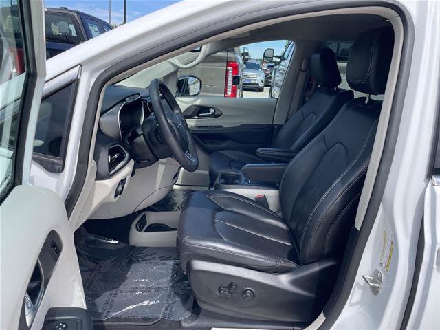 Used 2024 Chrysler Pacifica Touring-L FWD image 17