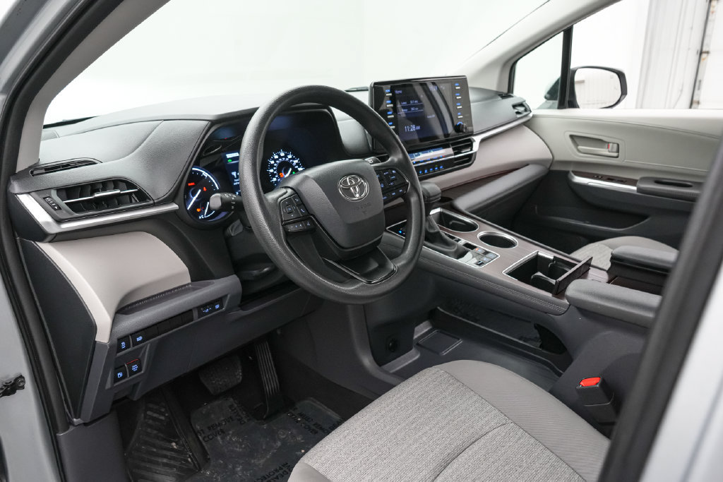Used 2023 Toyota Sienna LE FWD image 12