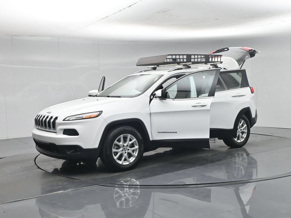 Used 2017 Jeep Cherokee Latitude FWD image 32