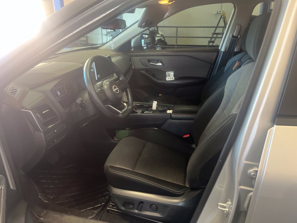 Used 2023 Nissan Rogue SV AWD/4WD image 4