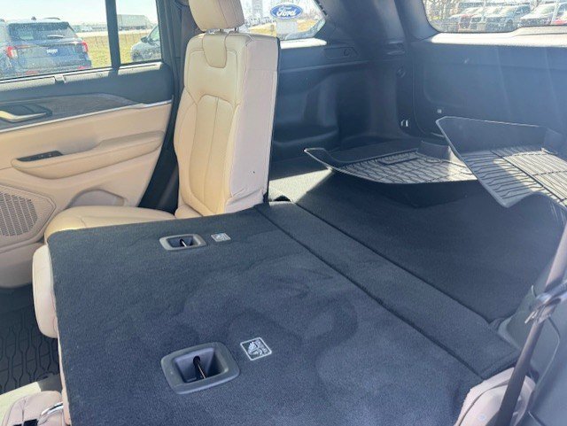 Used 2023 Jeep Grand Cherokee Limited w/ Luxury Tech Group II image 28