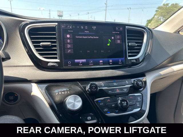 Used 2022 Chrysler Pacifica Touring-L FWD image 3