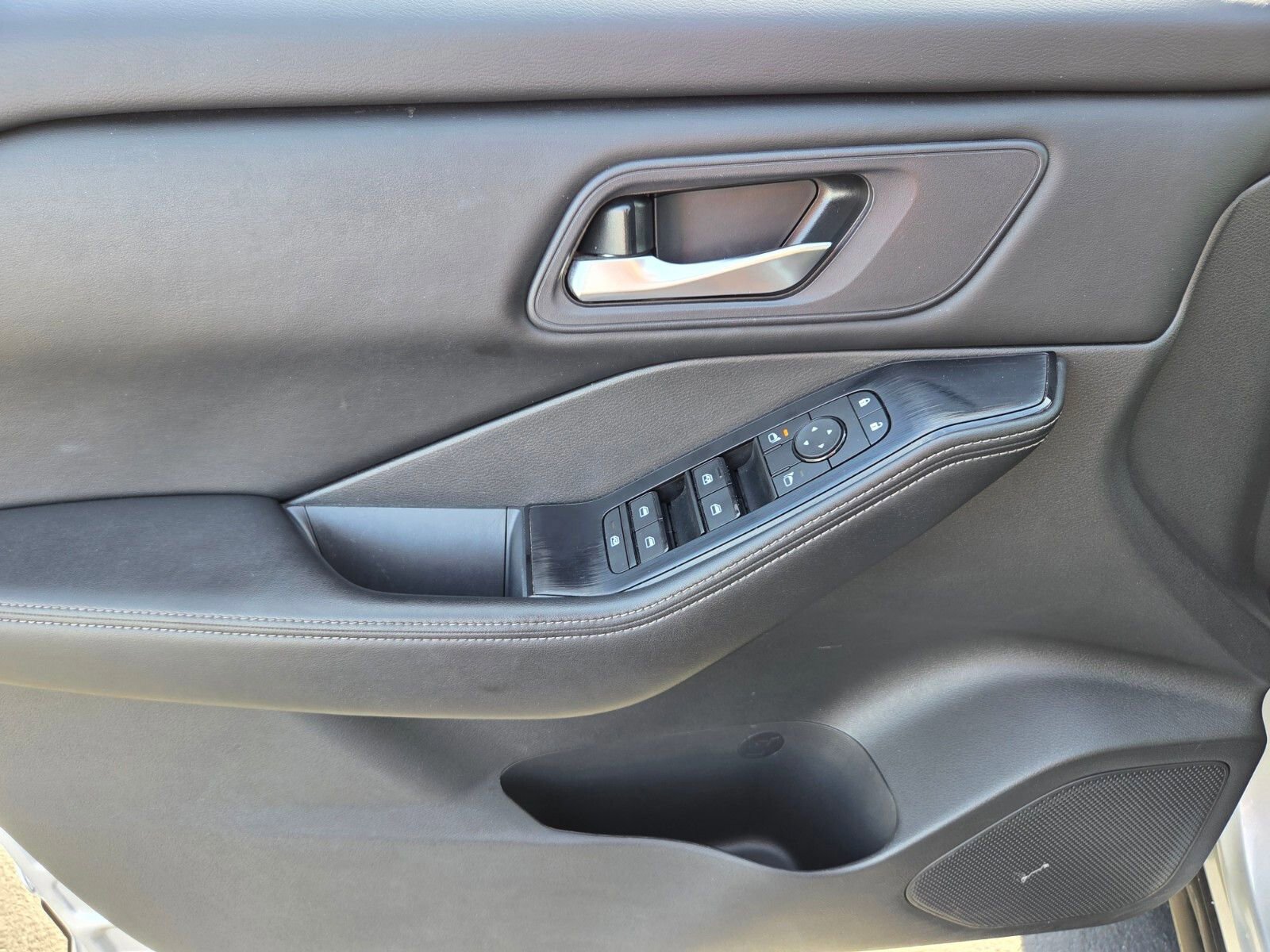 Used 2024 Nissan Rogue SV image 17