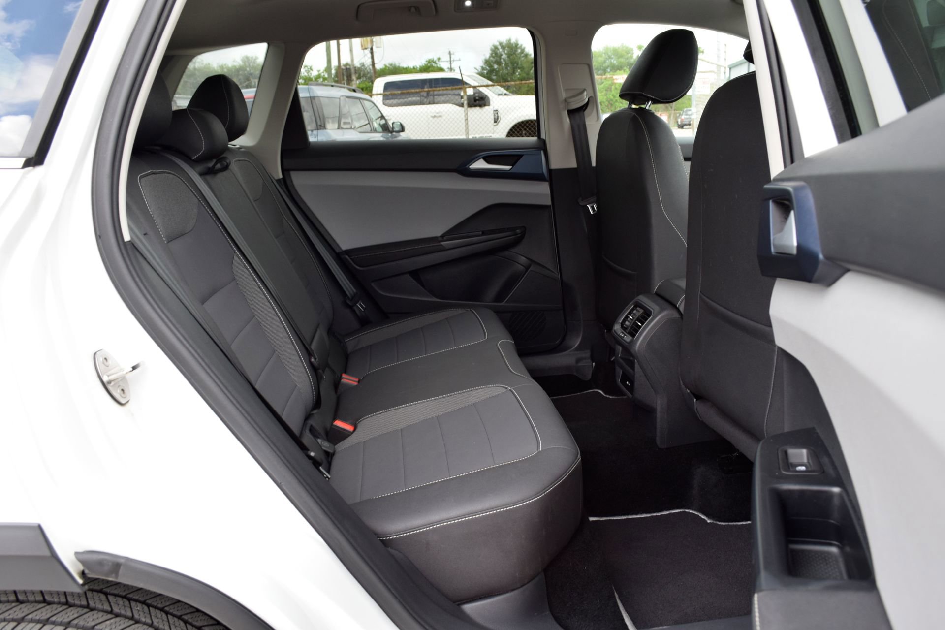 Used 2024 Volkswagen Taos SE w/ Panoramic Sunroof Package FWD image 22