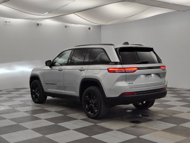 Used 2023 Jeep Grand Cherokee Altitude AWD/4WD image 7