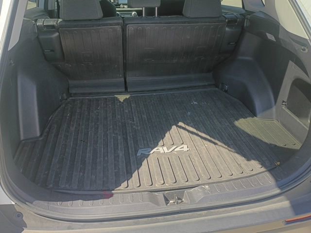 Used 2021 Toyota RAV4 LE image 11