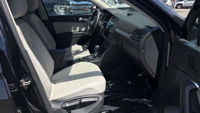 Used 2020 Volkswagen Tiguan SE w/ Panoramic Sunroof Package AWD/4WD image 23
