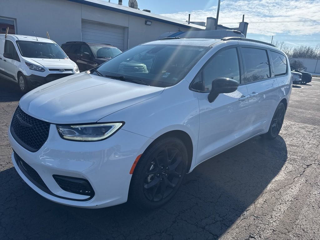 Used 2025 Chrysler Pacifica Limited image 14