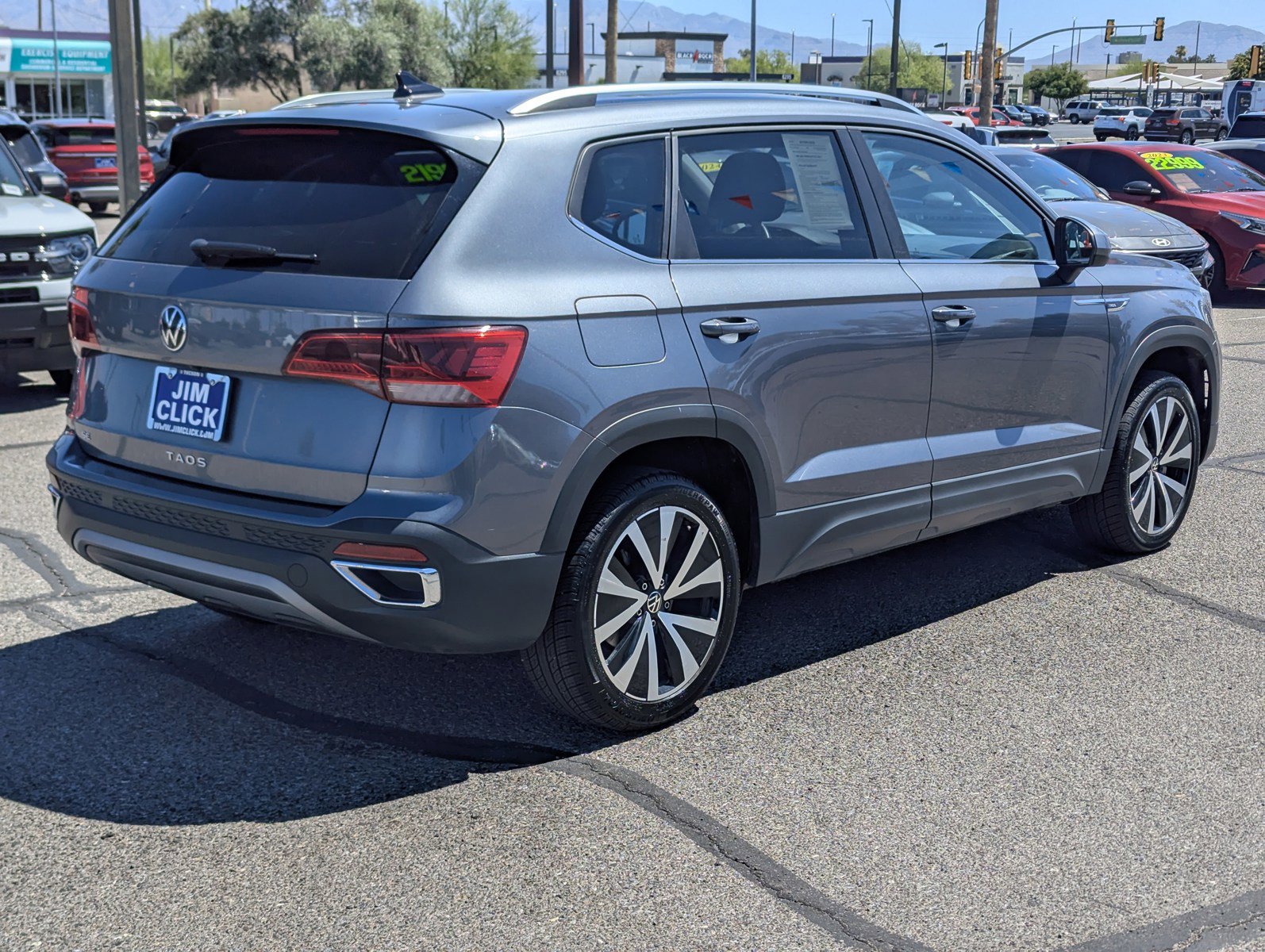 Used 2024 Volkswagen Taos SE FWD image 2