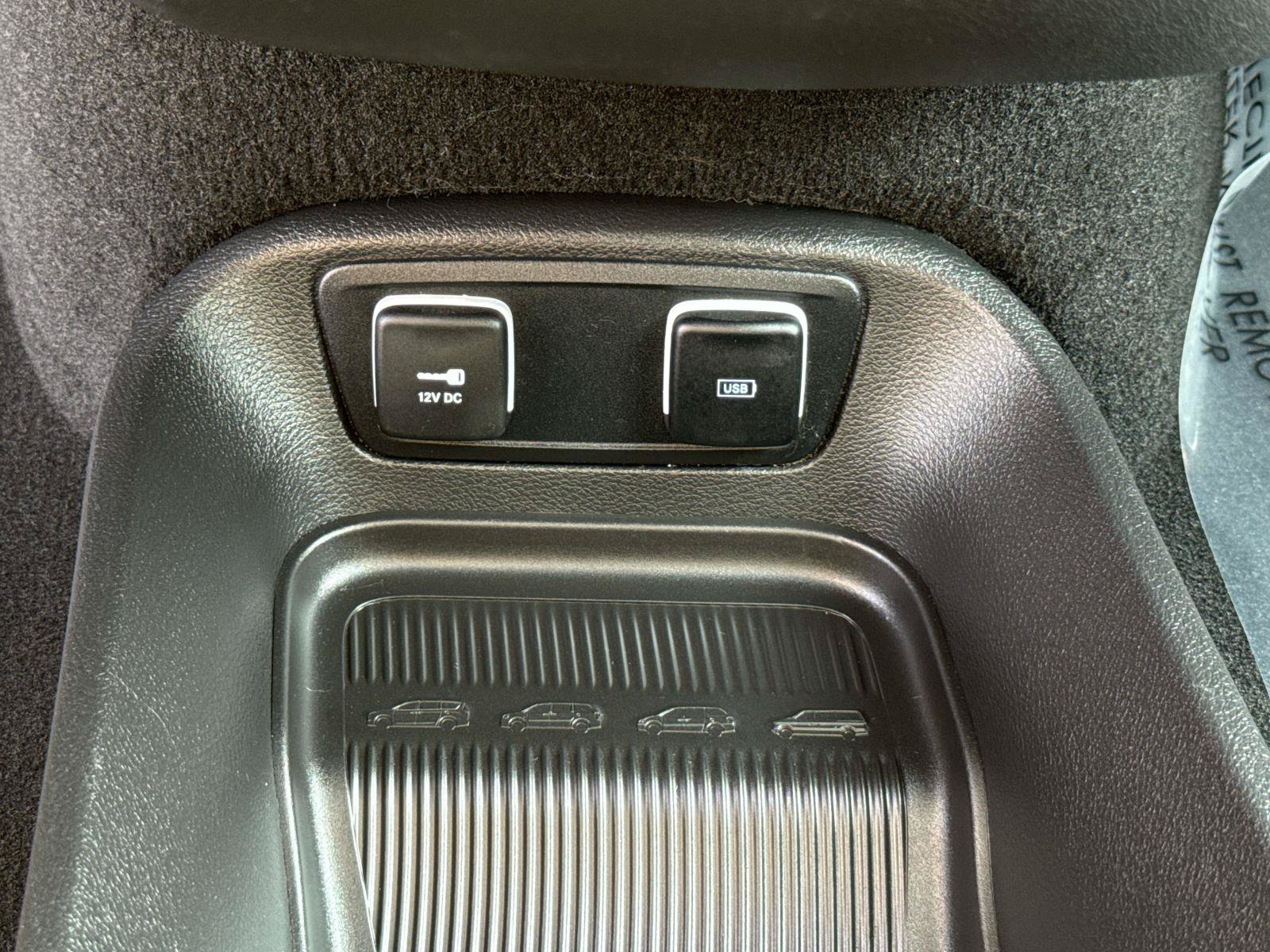 Used 2020 Chrysler Pacifica Limited w/ Advanced Safetytec Group FWD image 14