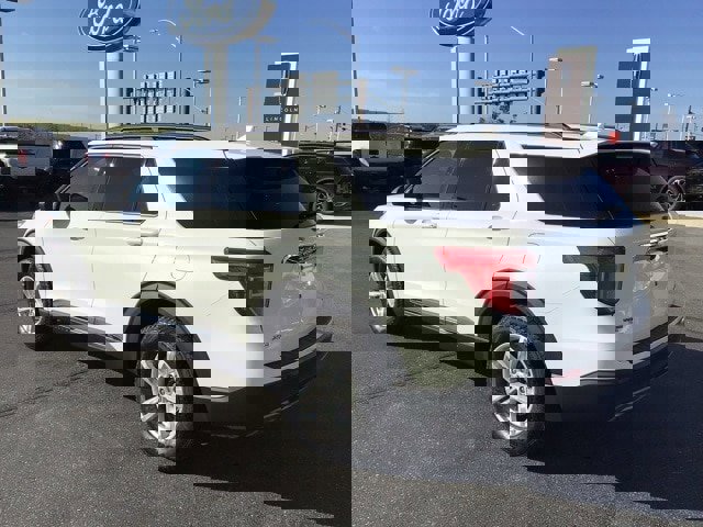 Certified 2022 Ford Explorer XLT w/ Equipment Group 202A image 3