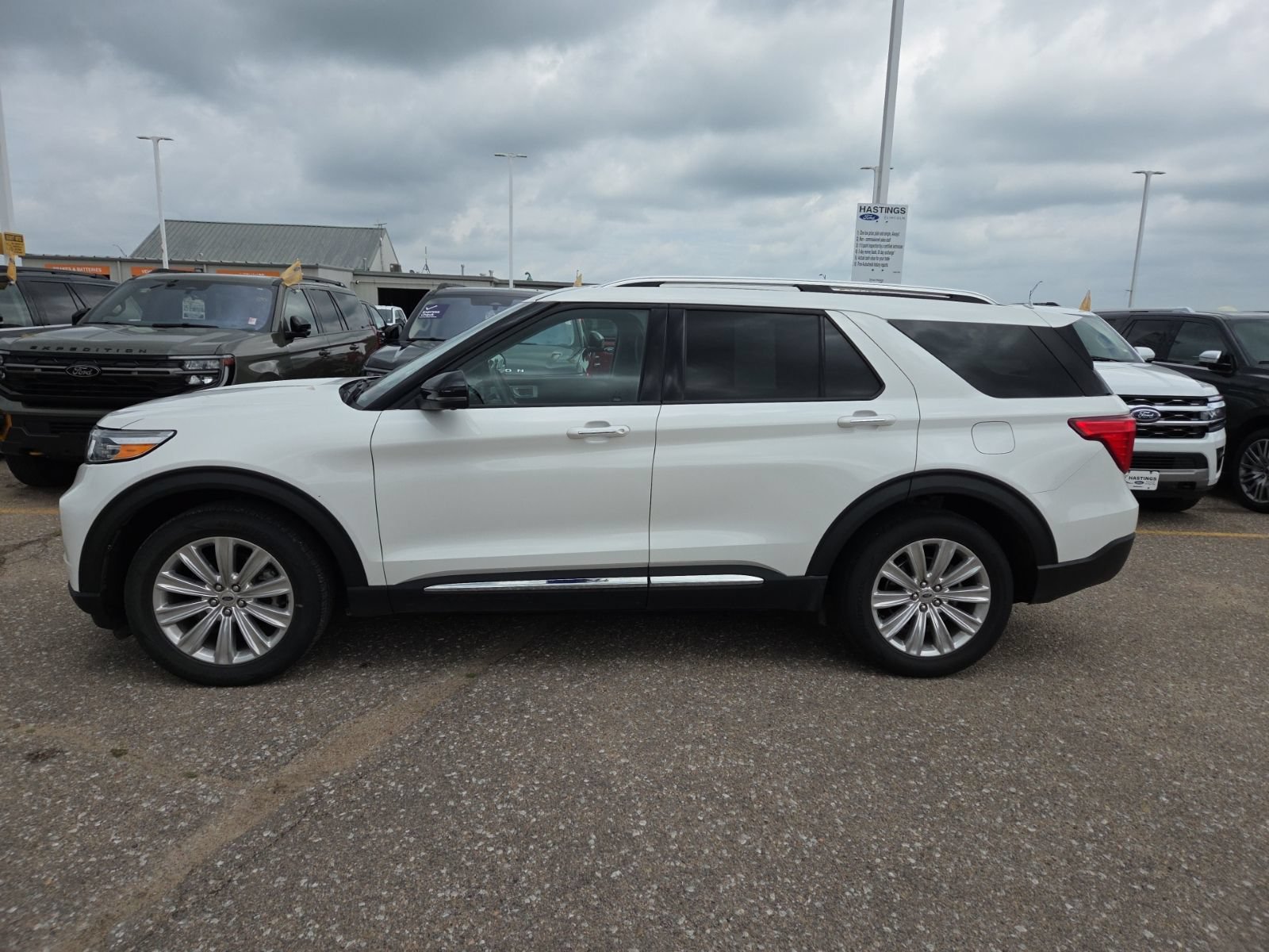 Certified 2022 Ford Explorer Limited w/ Equipment Group 301A AWD/4WD image 2