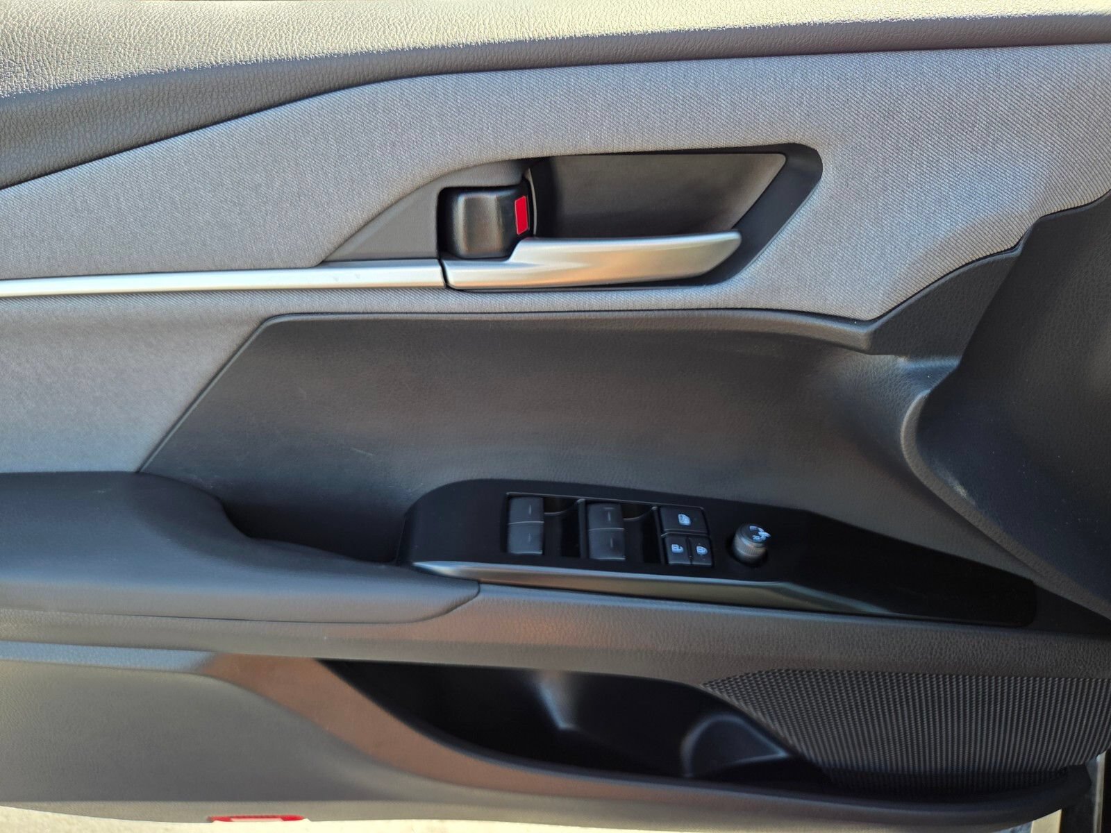 Used 2025 Toyota Camry LE w/ Convenience Package FWD image 17