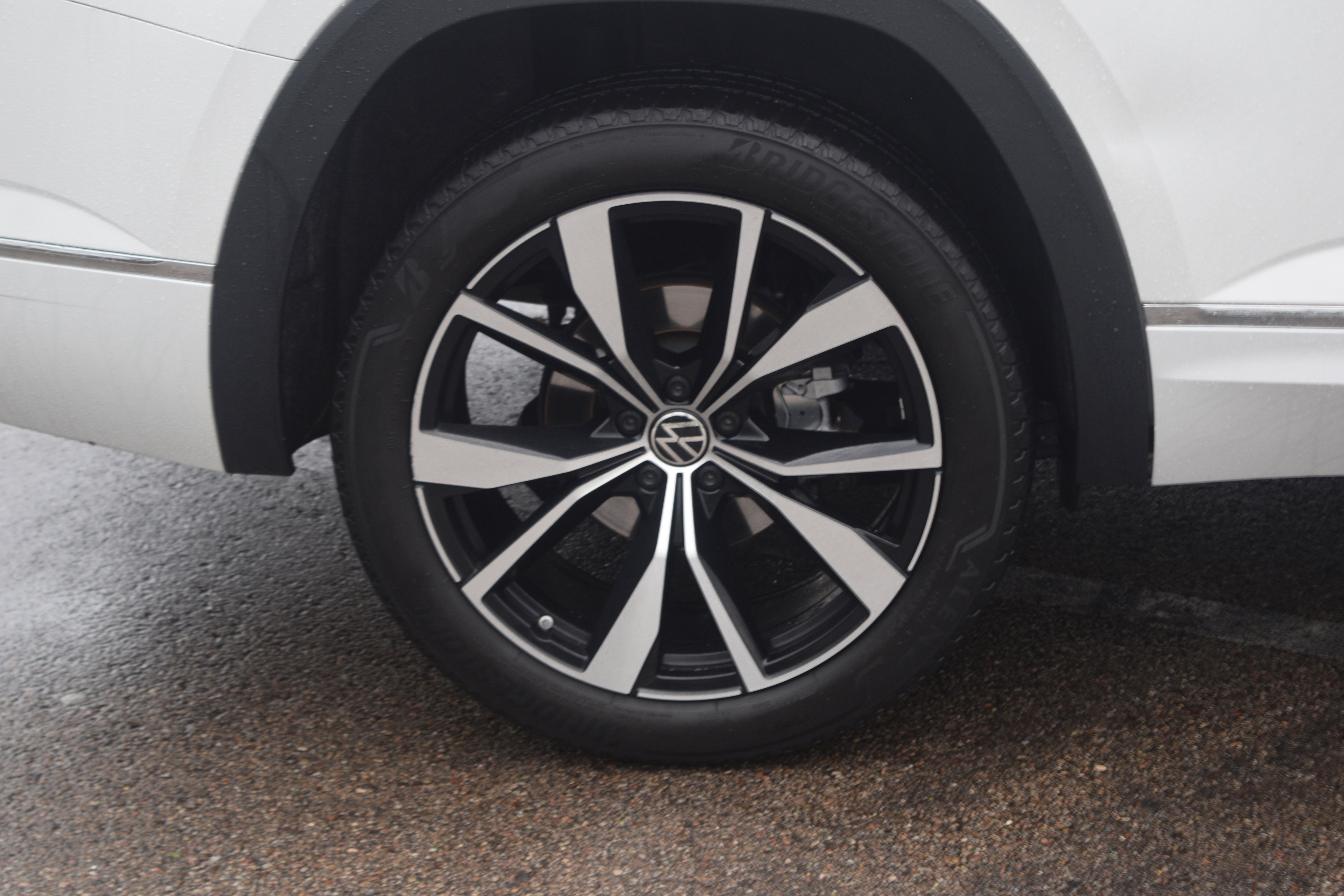 Used 2024 Volkswagen Atlas SEL Premium R-Line image 32