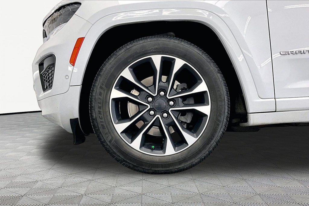Used 2022 Jeep Grand Cherokee L Overland w/ Luxury Tech Group IV AWD/4WD image 9