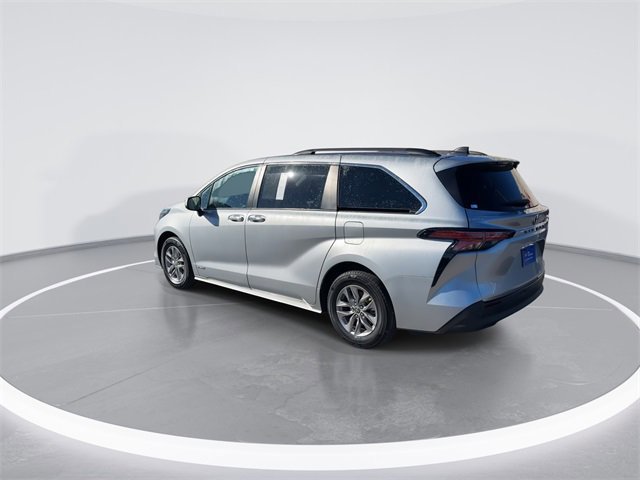 Used 2021 Toyota Sienna XLE image 4