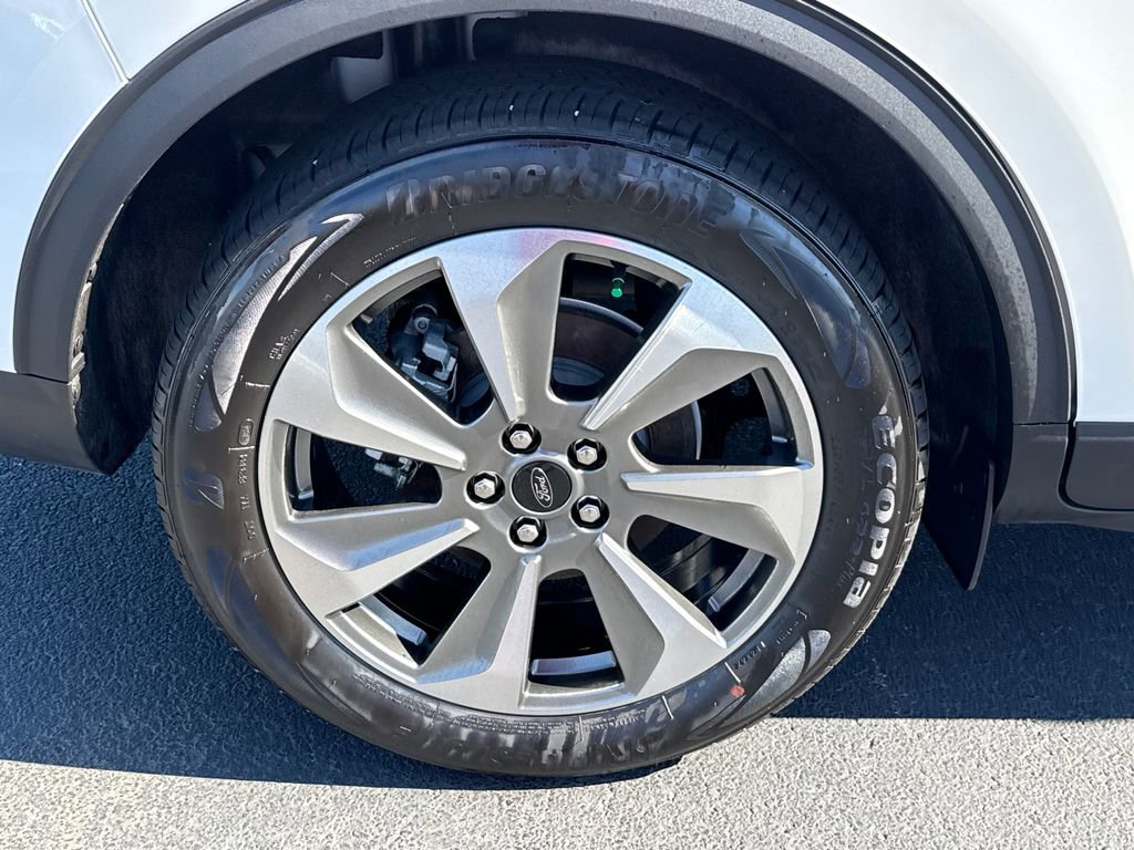 Certified 2025 Ford Escape Platinum w/ Class II Trailer Tow Package image 17