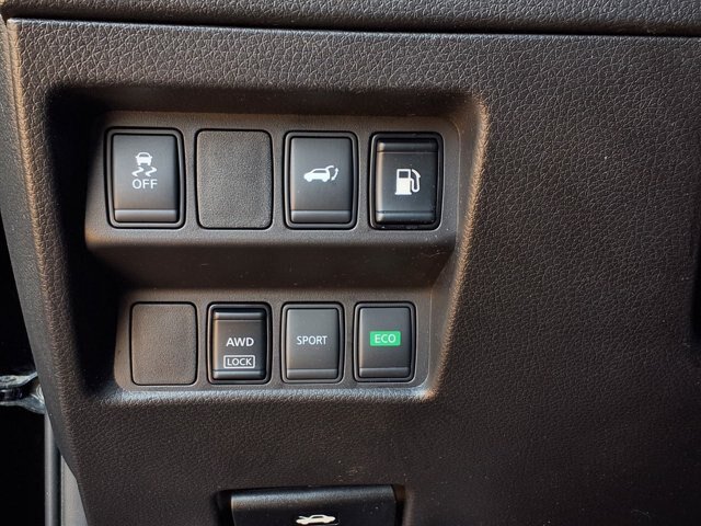 Used 2018 Nissan Rogue SV AWD/4WD image 15