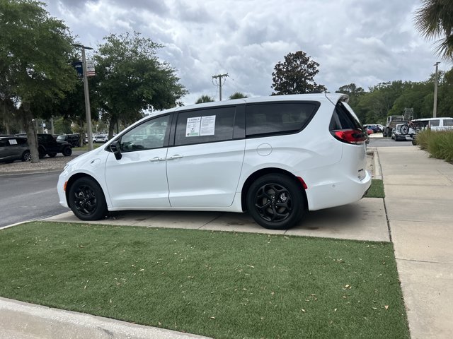 Used 2024 Chrysler Pacifica Limited FWD image 13