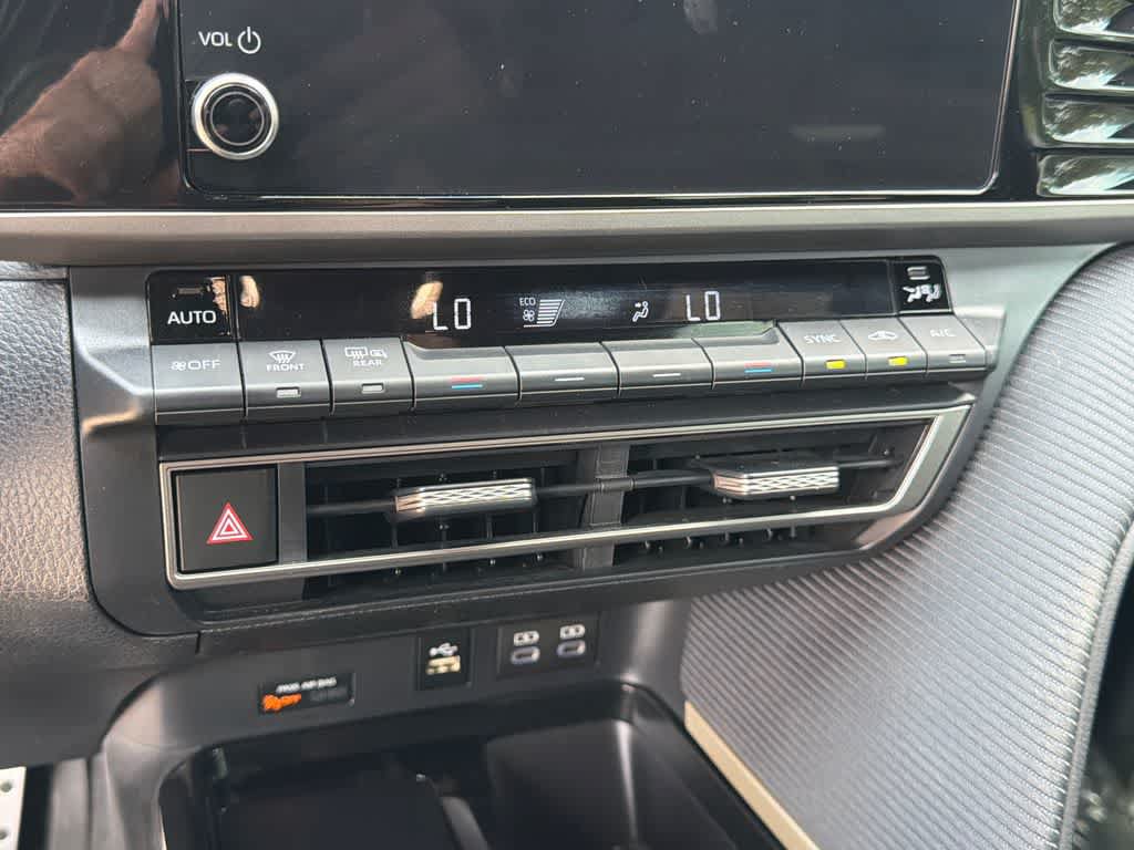 Used 2025 Toyota Camry SE w/ Convenience Package FWD image 27