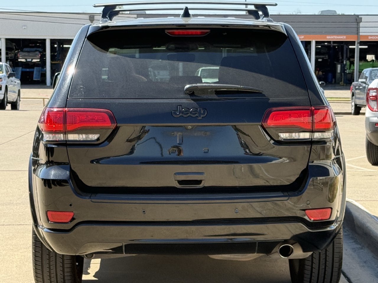 Used 2017 Jeep Grand Cherokee Altitude RWD image 6
