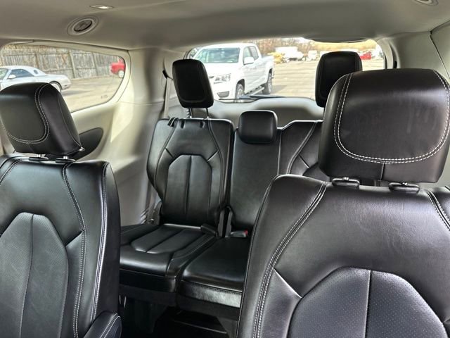 Used 2024 Chrysler Pacifica Touring-L image 28