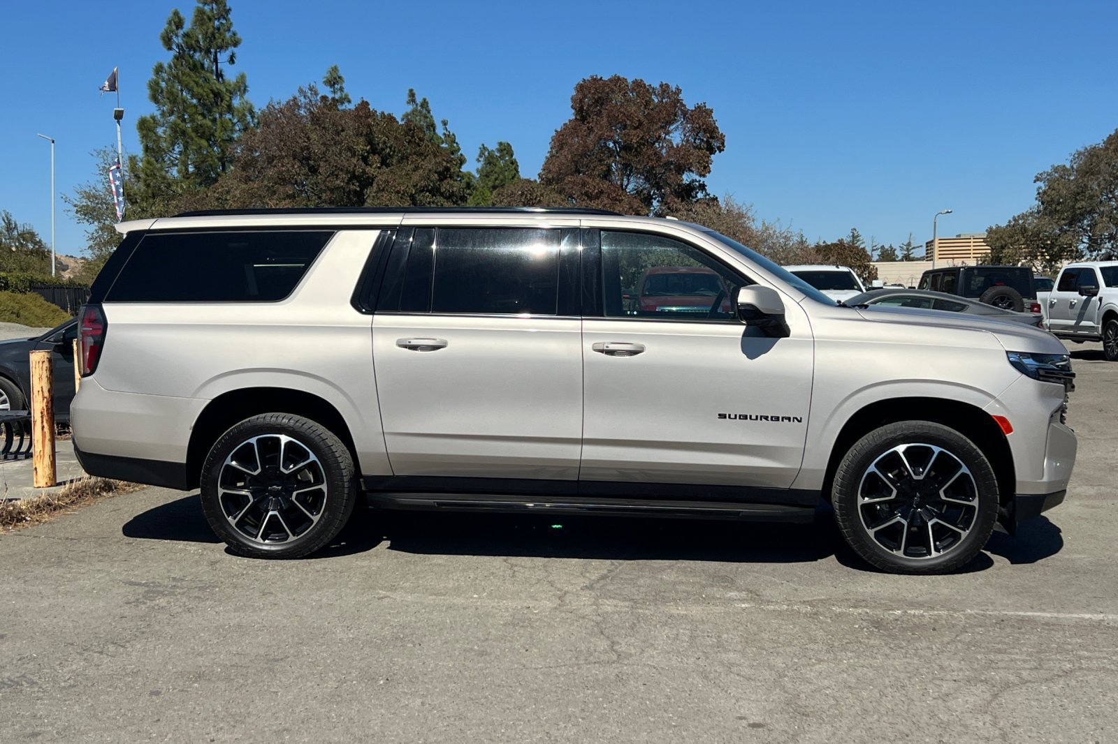 Used 2022 Chevrolet Suburban RST w/ Luxury Package AWD/4WD image 3