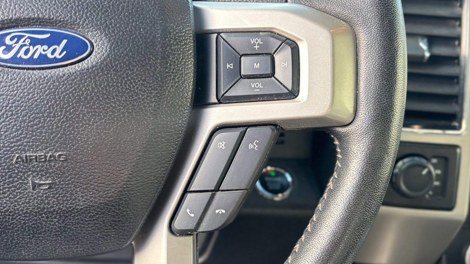 Certified 2019 Ford F150 Lariat w/ Equipment Group 502A Luxury image 38