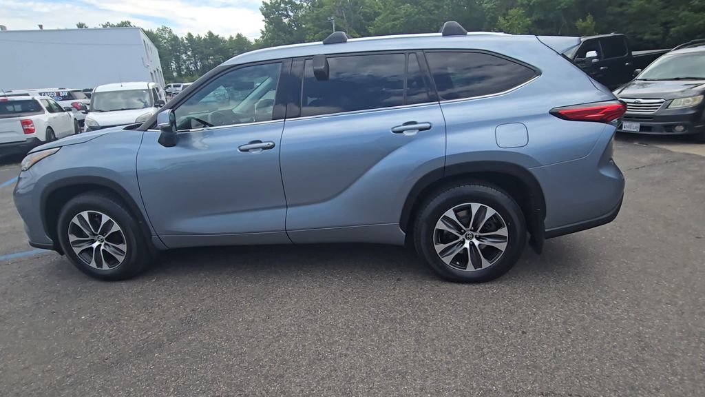 Used 2020 Toyota Highlander XLE AWD/4WD image 16