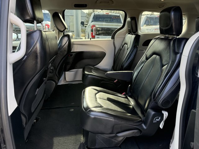 Used 2024 Chrysler Pacifica Touring-L FWD image 13