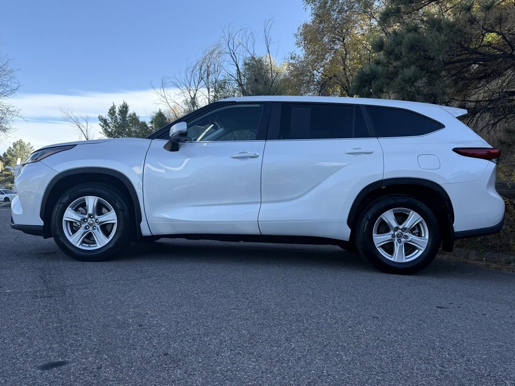 Used 2023 Toyota Highlander LE image 2