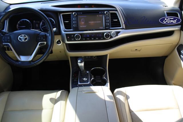 Used 2018 Toyota Highlander XLE image 16