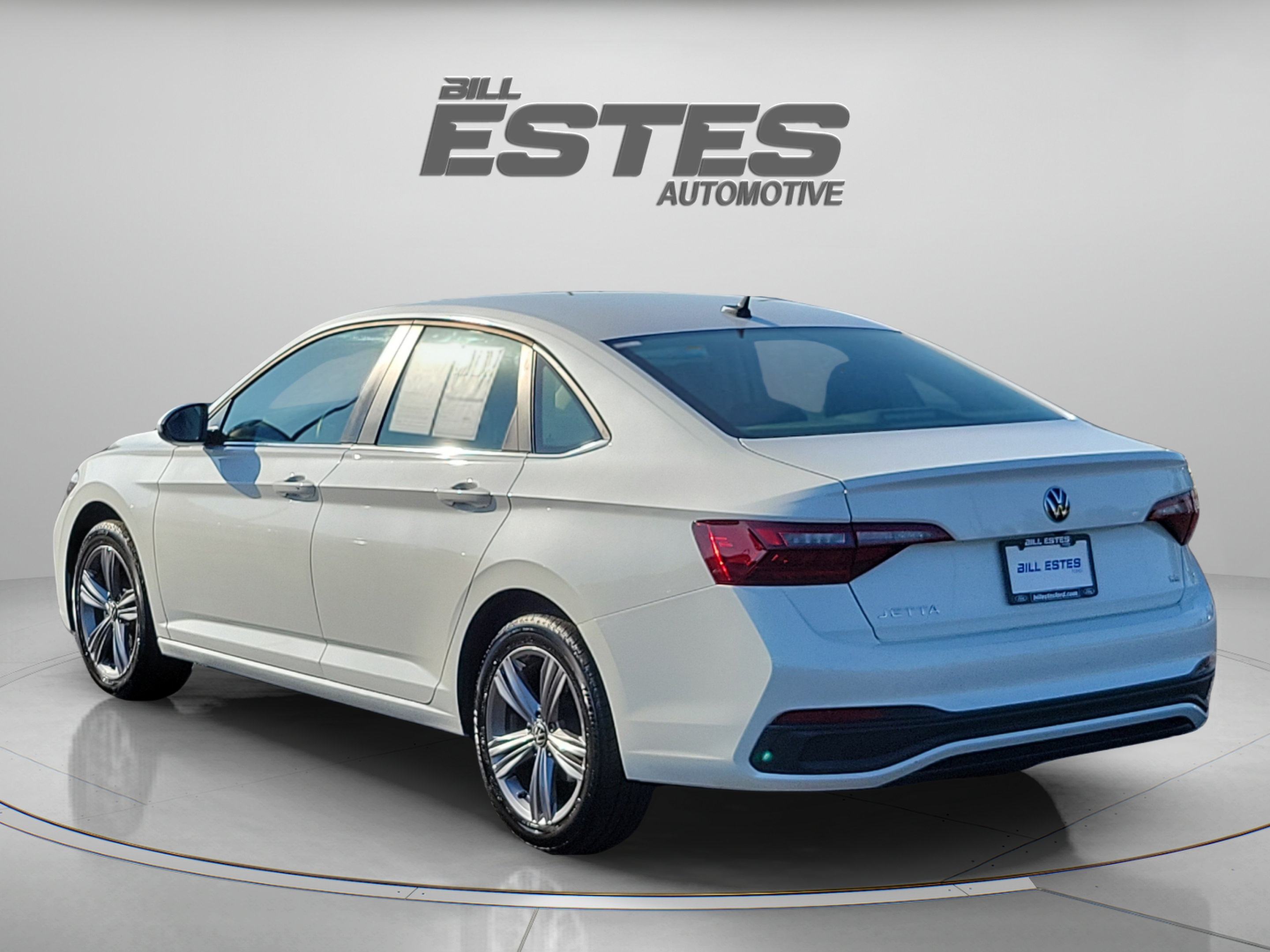Used 2023 Volkswagen Jetta SE FWD image 2