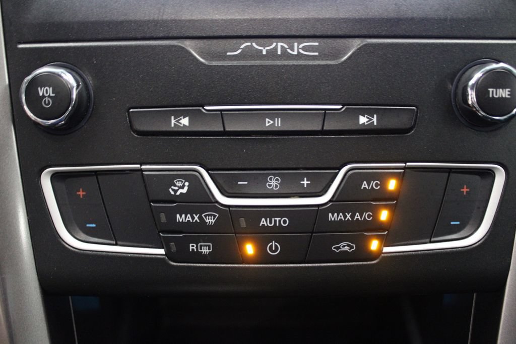 Certified 2020 Ford Fusion SE FWD image 21