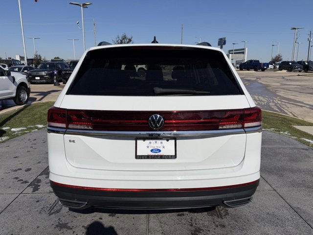 Used 2024 Volkswagen Atlas SE image 2