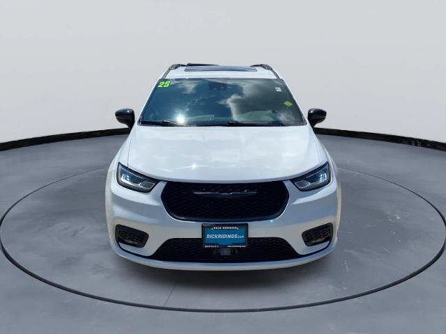 Used 2025 Chrysler Pacifica Limited FWD image 7