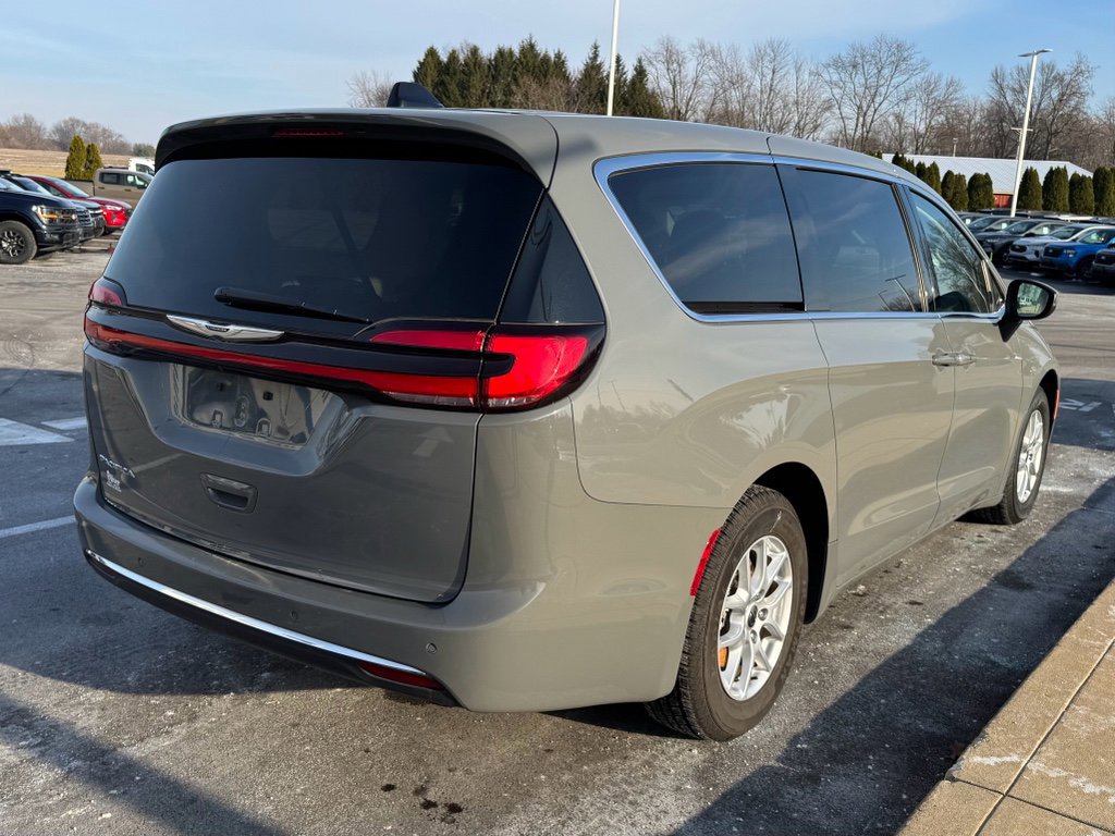 Used 2023 Chrysler Pacifica Touring-L image 5