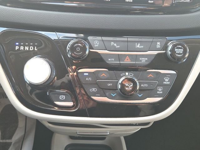 Used 2023 Chrysler Pacifica Touring-L image 38